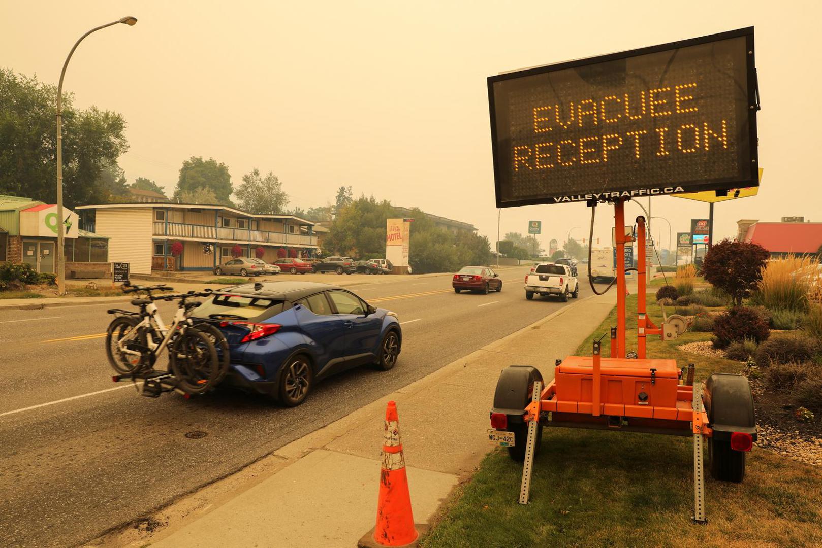 A sign directs motorists to a location for people evacuating from wildfires in Vernon, British Columbia, Canada August 19, 2023. REUTERS/Chris Helgren Photo: CHRIS HELGREN/REUTERS