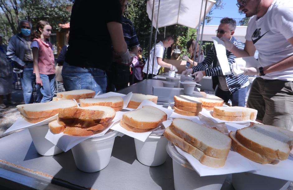 Nakon dvije godine pauze, Splićani dočekali Prvosvibanjsko druženje na Marajnu uz fažol i ostale delicije