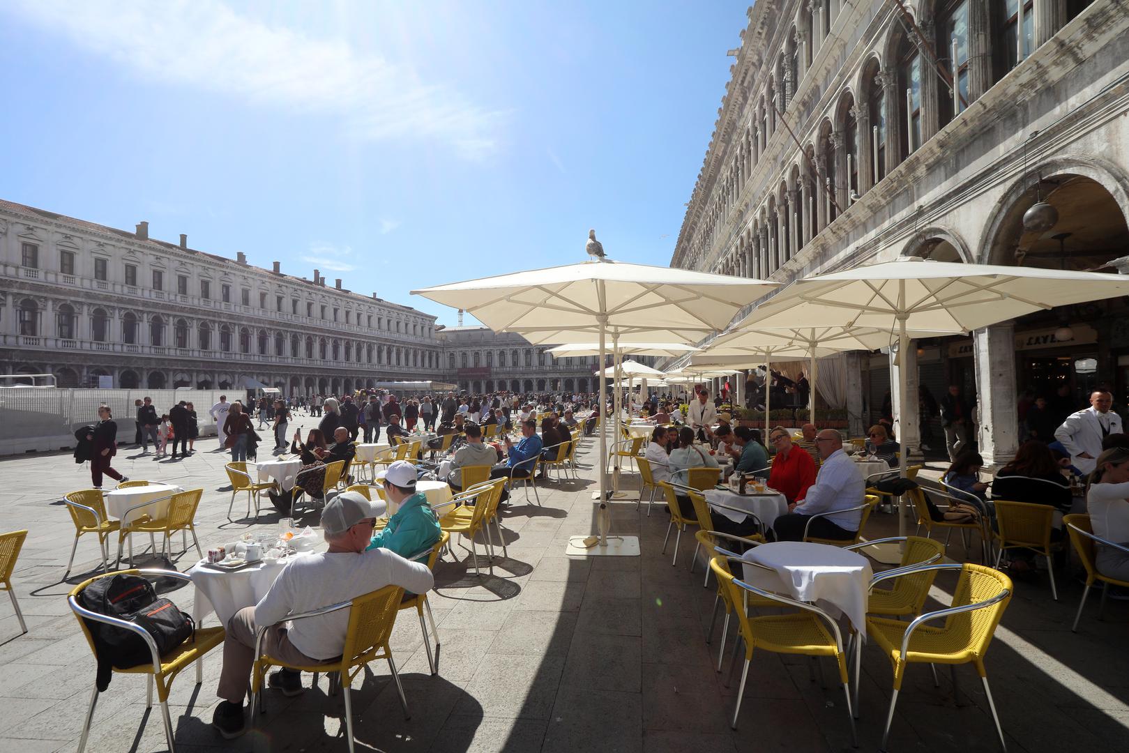 Venecija, oličenje masovnog turizma, nalazi se na trećem mjestu s 21 turistom po stanovniku, a cijena ulaznice za posjet Veneciji, koja će se primjenjivati ​​od iduće godine, vjerojatno neće promijeniti ovu neslavnu ljestvicu. Još jedan talijanski grad, Firenca, nalazi se na petom mjestu s 14 turista po stanovniku. Portugalske metropole Lisabon i Porto također se nalaze među 10 najnapučenijih destinacija za odmor u Europi s 11 turista po stanovniku.