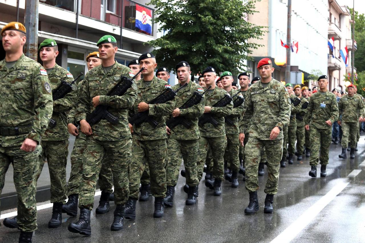 Jutarnja budnica ulicama grada Knina