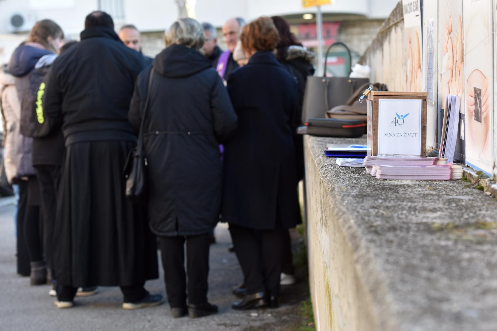 Ispred Opće bolnice u Šibeniku započela je molitvena kampanja 40 dana za život. 