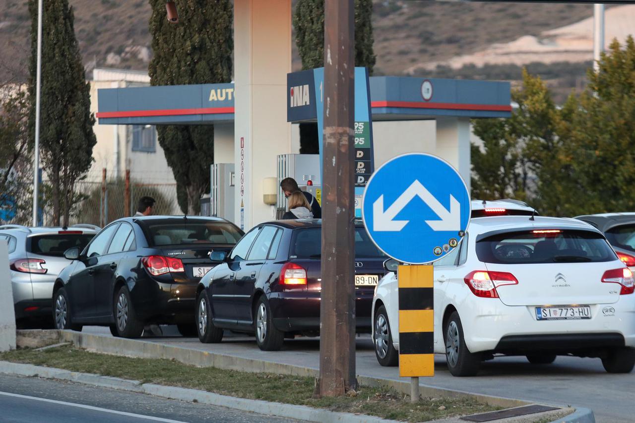 Gužve na benzinskim postajama zbog sutrašnjeg rasta cijena goriva