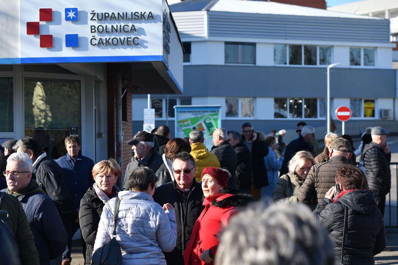 Čakovec: Građani dali podršku liječnicima, okupili se ispred bolnice