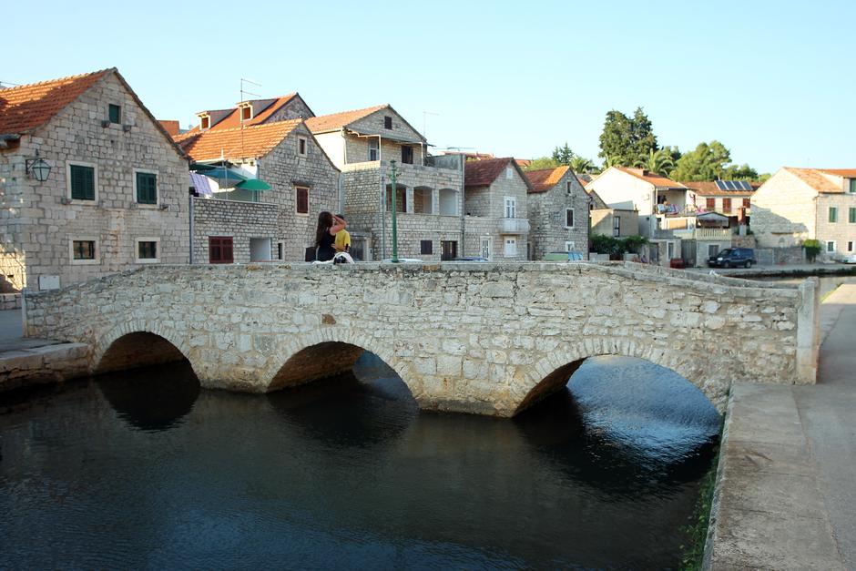 Dvije obale šarmantne Vrboske povezuju brojni mostići