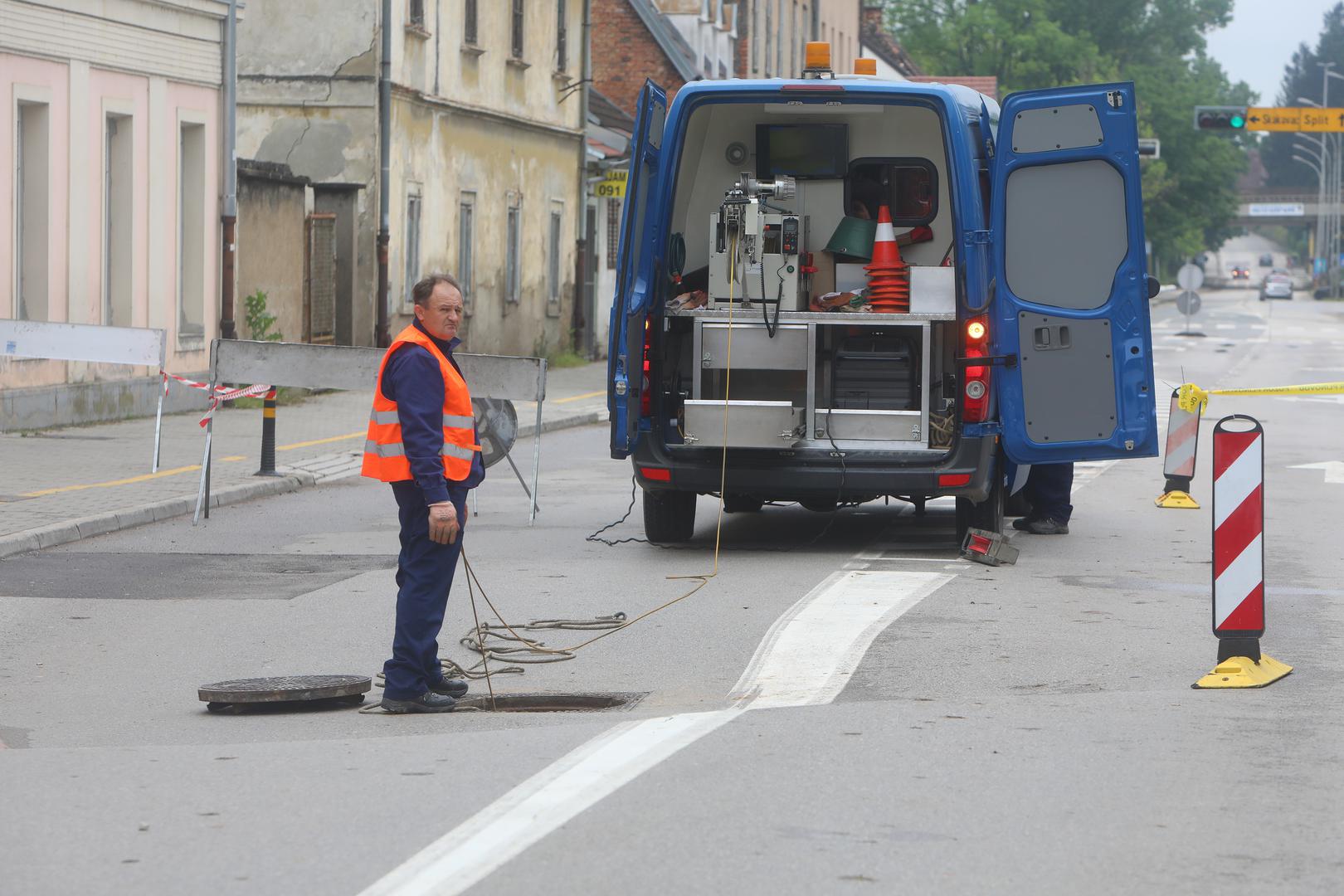 19.05.2023., Karlovac - Nakon obilnih kisa i visokog vodostaja rijeka doslo je do ulegnuca ceste u Ulici Rakovac. Zbog prijetnje od urusavanja ceste i opasnosti za zgradu radi se ispitivanje terena kako bi pocela sanacija. Photo: Kristina Stedul Fabac/PIXSELL