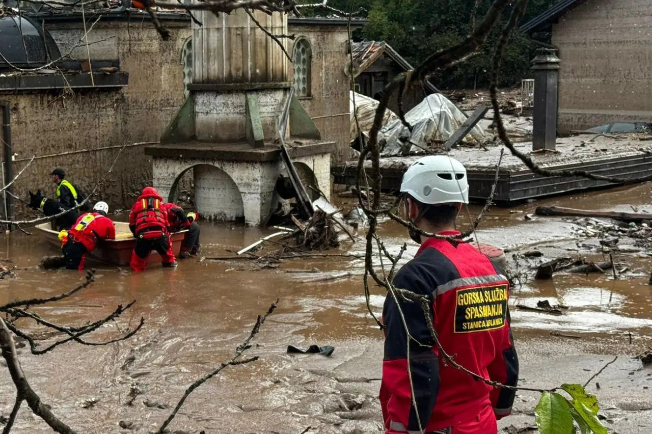 Spasioci u potrazi za tijelima iz porušenih kuća u Donjoj Jablanici