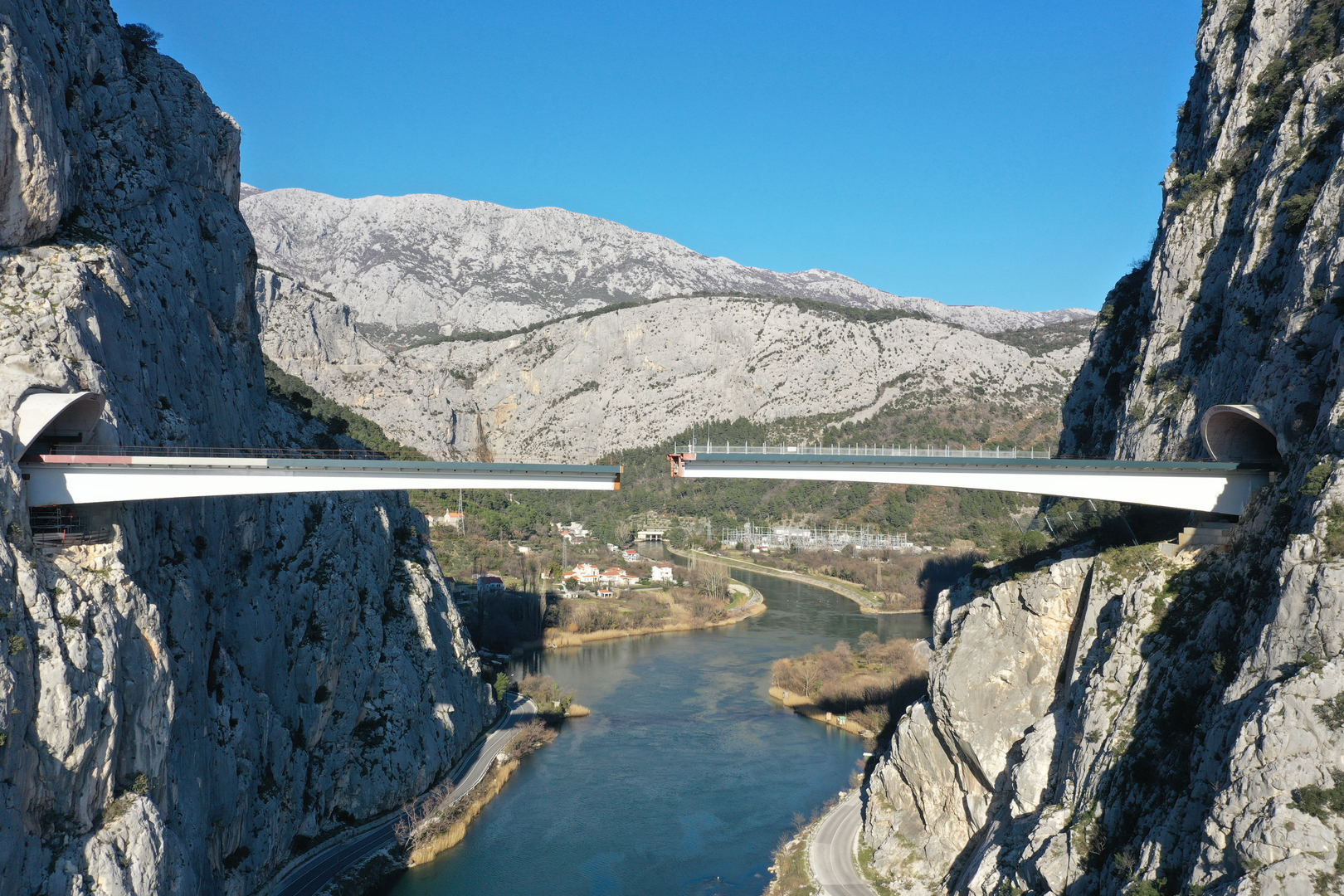 09.02.2023., Omis - Spajanje mosta iznad rijeke Cetine kod Omisa na 70 metara nadmorske visine koji je dio omiske zaobilaznice. Omiska obilaznica jedan od najvecih infrastrukturnih objekata u Splitsko-dalmatinskoj zupaniji, a zaobilaznicu ukljucuju dva tunela i most preko Cetine, tunel Komorjak dug vise od 600 metara, a Omis vise od 500 metara, dok ce most biti u duzini od 216 metara. Investitor je tvrtka Hrvatske ceste, koja je za prvu fazu brze ceste Split - Omis izdvojila 174,5 milijuna kuna, a s radovima se pocelo u rujnu 2019.  Photo: Matko Begovic/PIXSELL