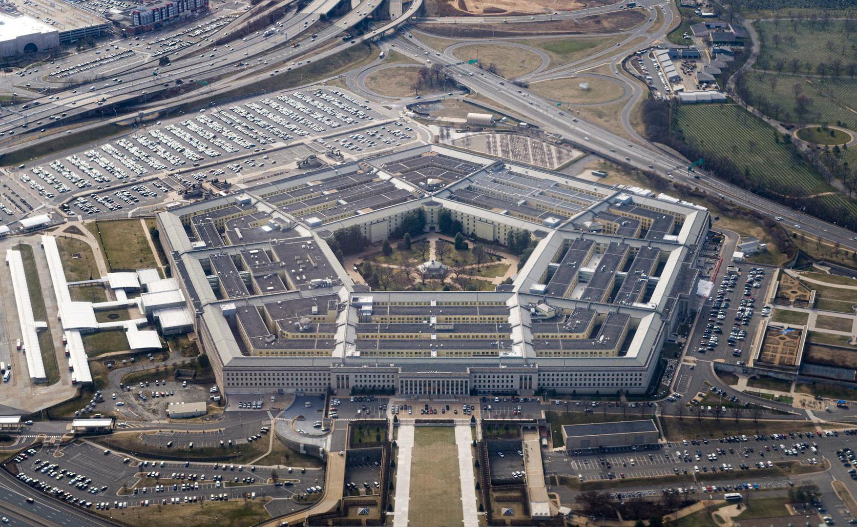 Površina Pentagona je oko 600.000 kvadratnih metara. Zgrada ima peterokutni oblik, po čemu je dobila ime, te pet katova i pet prstenastih hodnika na svakom katu, ukupno duljine od 28,2 kilometra. Kompleks uključuje i centralni trg od pet hektara.