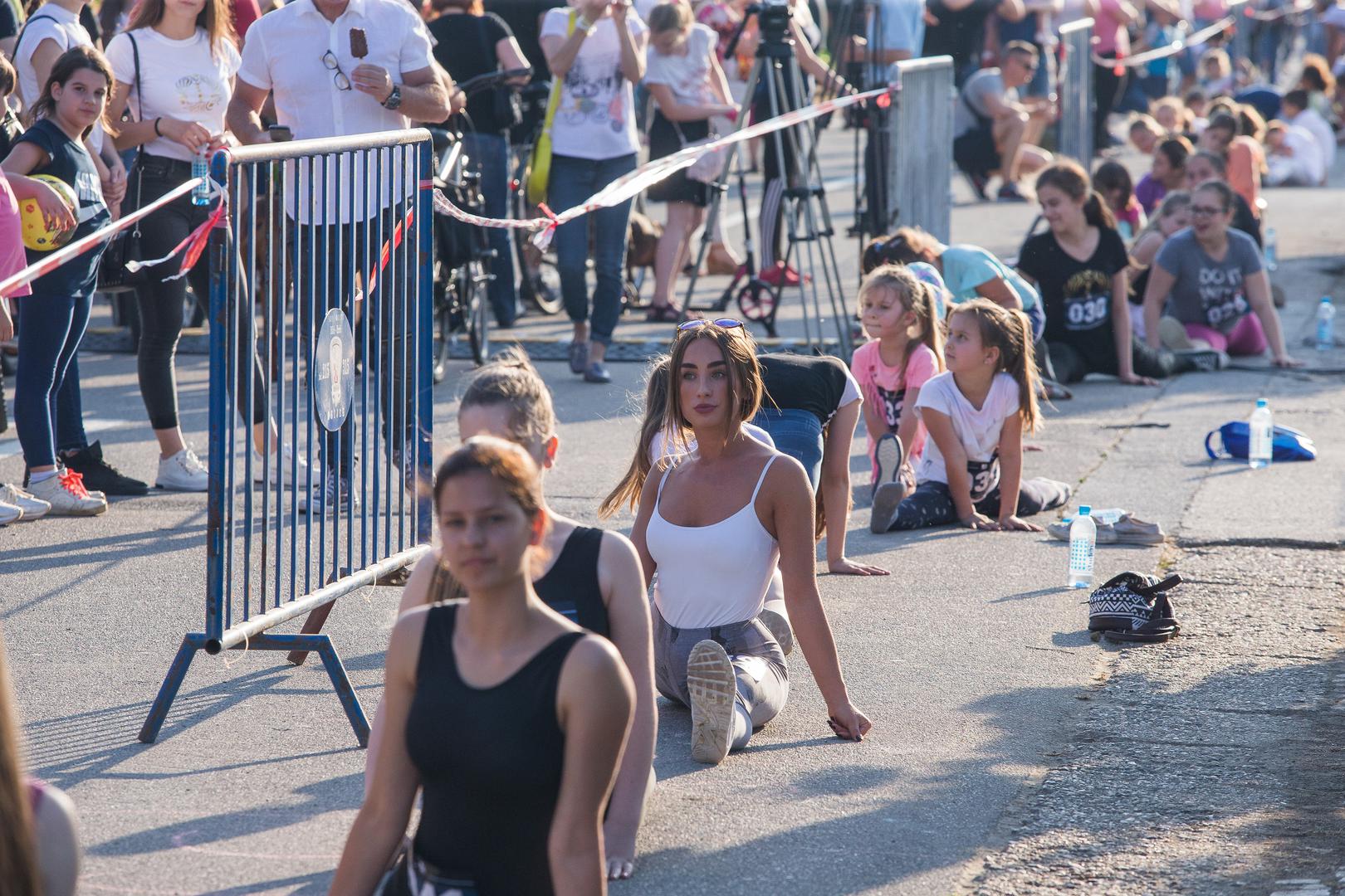 Najdužu špagu na svijetu, dugu gotovo 1000 metara, sastavljenu od 530 sudionika formirali su danas brojni sportski klubovi i građani na Promendi kod Pješačkog mosta u Osijeku.