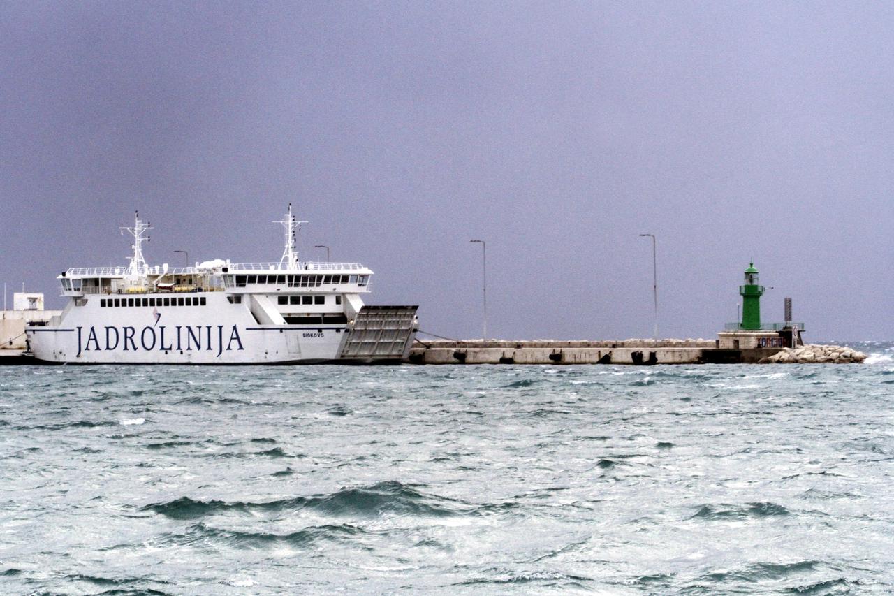 30.01.2014., Split - Grad je poharalo jako jugo popraceno kisom. Trajekt Biokovo