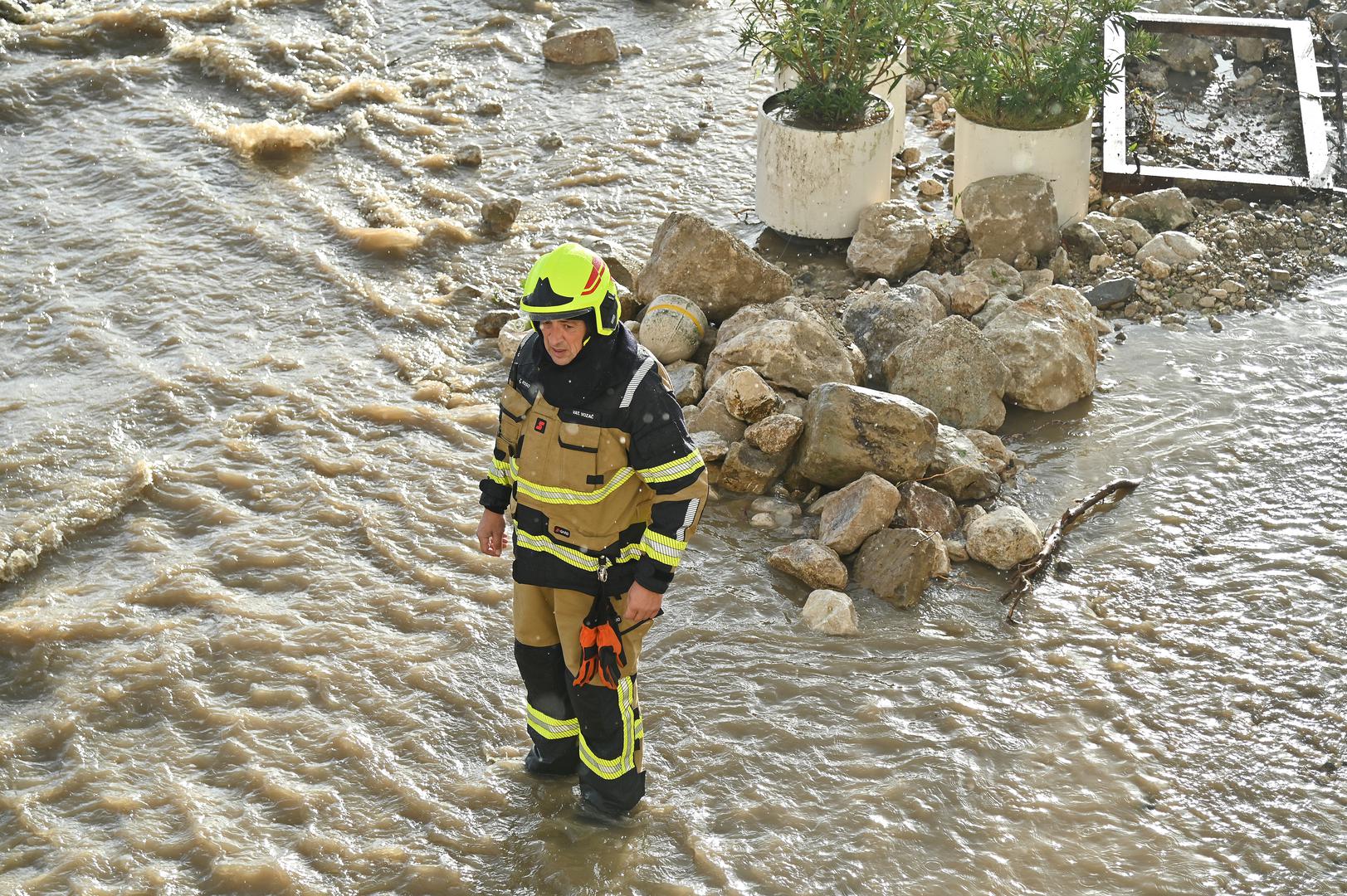 05.10.2024., Podgora - Jako nevrijeme gdje je palo do 140 litara kise po cetvornom metru strovilo je bujice na ulicama Podgore. Photo: Matko Begovic/PIXSELL