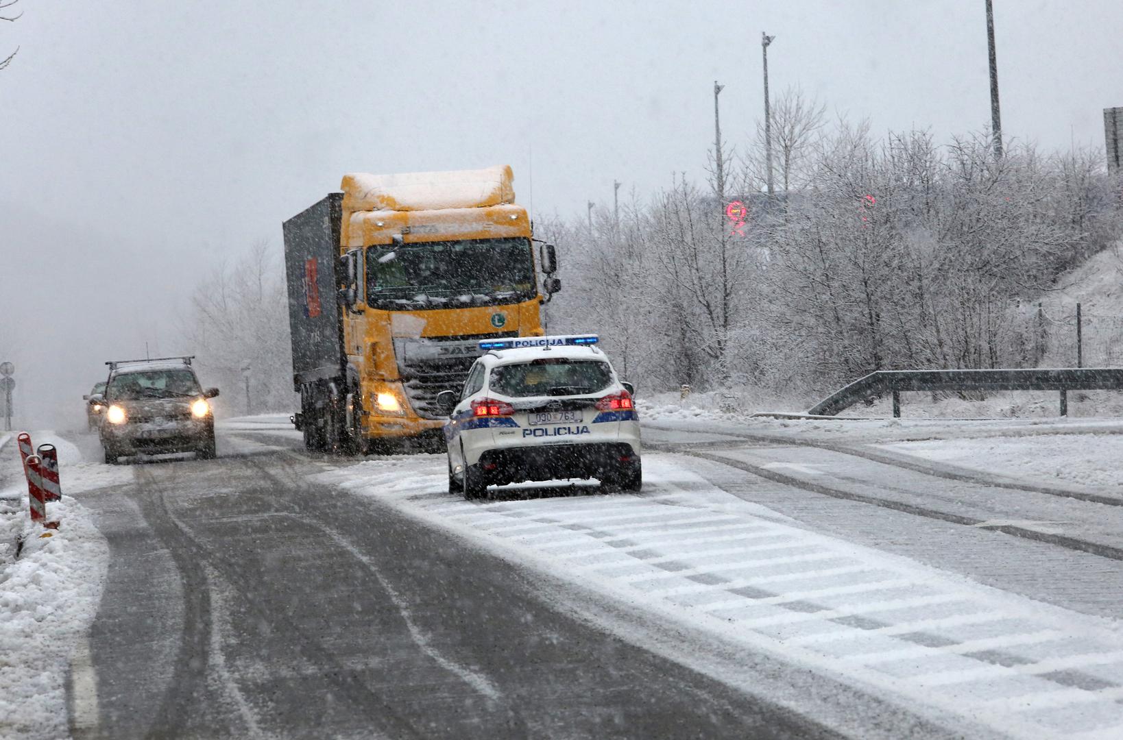 7. Pri vožnji na nizbrdici, ukoliko je kolnik pod snijegom ili ledom, na vrijeme ubacite u niži stupanj prijenosa, kako bi kočili motorom i što manje koristili kočnice.