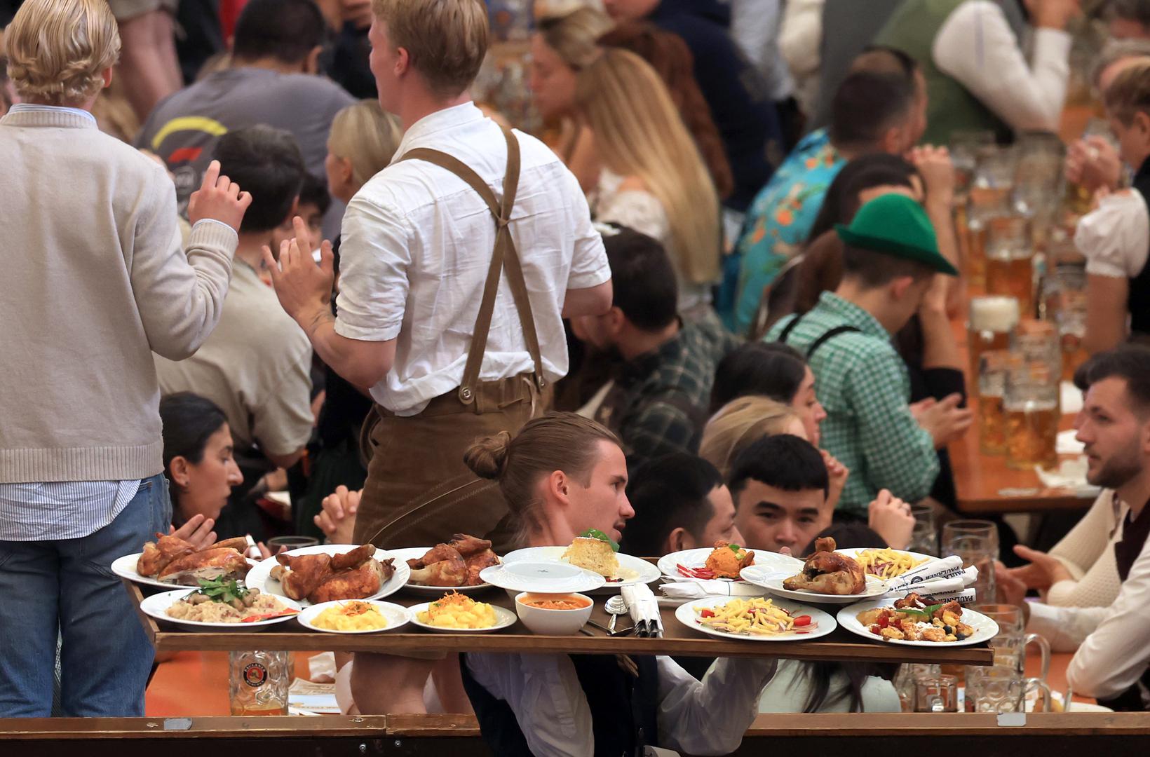 Nadalje, krigla piva od jedne litre, što je uobičajena mjera na Oktoberfestu, ove godine je dosegla rekordnu cijenu od 18 eura. Cijene, međutim, dosad nisu tjerale goste: prema gradskim statistikama, prošle je godine konzumirano preko 7,4 milijuna litara piva. 