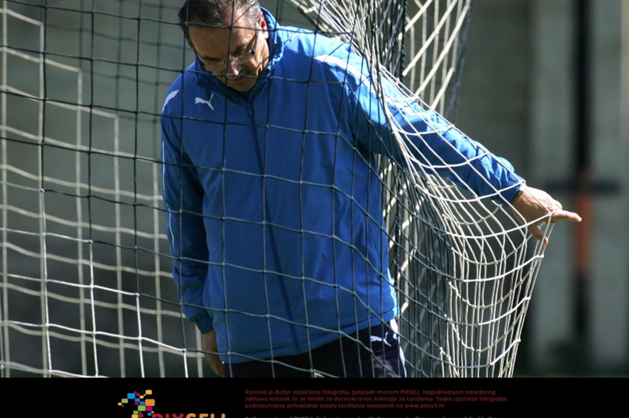 '10.04.2012., Maksimirska 128, Zagreb - Na pomocnom igralistu Hitrec Kacijan nogometasi Dinama odradili su jutarnji trening. Ante Cacic. Photo: Sanjin Strukic/PIXSELL'