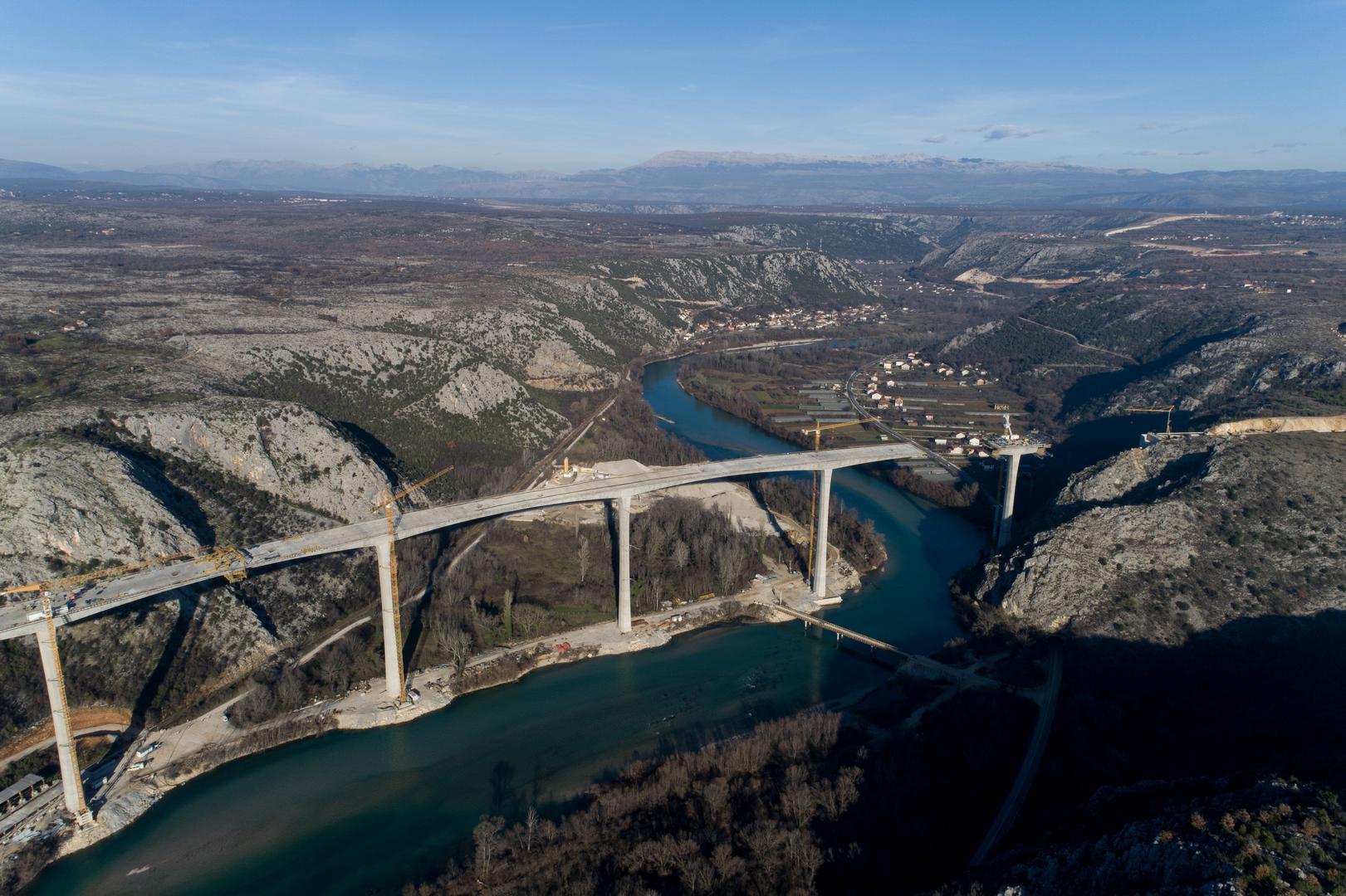 05.01.2023., Pocitelj, Bosna i Hercegovina - Radovi na mostu Pocitelj, jednom od najvecih infrastrukturnih projekata na Koridoru 5C, jos uvijek traju, iako je trebao biti zavrsen u 03. mjesecu prosle godine. Most Pocitelj duzine 980m i visine 100m, a gradi se u sklopu poddionice Pocitelj - Zvirovici. Photo: Armin Durgut/PIXSELL