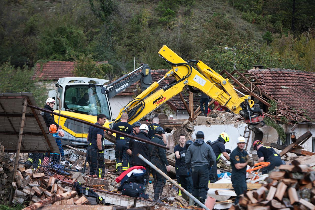 Najmanje 21 osoba izgubila je život u poplavama u BiH, započela potraga za nestalima