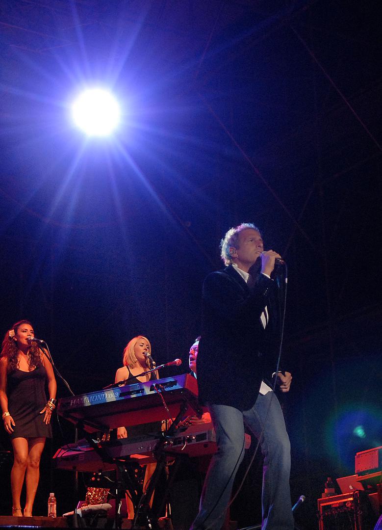 12.07.2009., Pula - Michael Bolton odrzao je koncert u pulskoj Areni i maestralno odradio svoj dio posla. Unatoc kasnjenju od 30-ak minuta, te vec nervoznim zvizducima 3000 gledatelja, svoju je caroliju zapoceo iskusanom taktikom i pulsku publiku najprije pocastio redom starih klasika. rPhoto: Dusko Marusic/Vecernji list