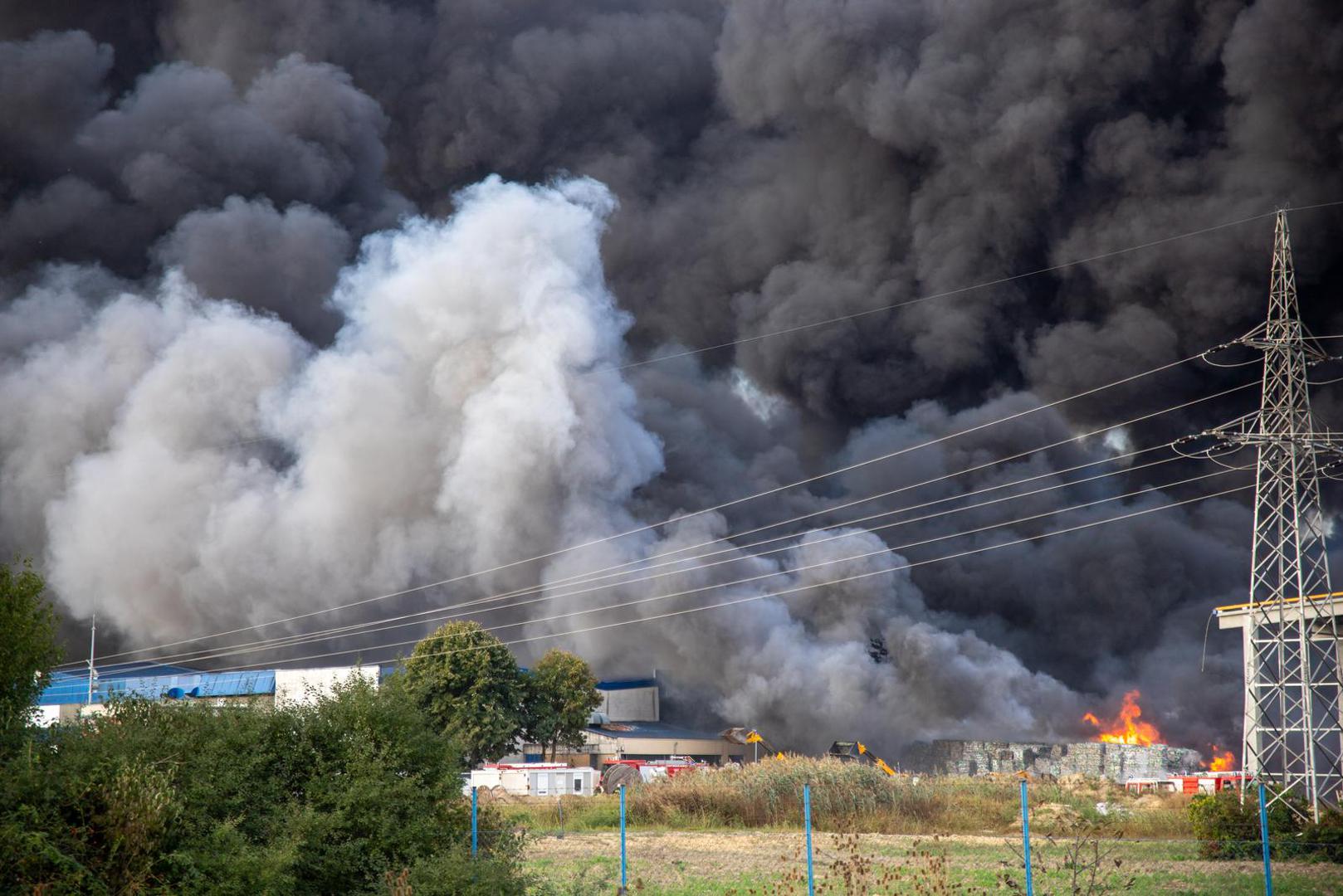 04.10.2022., Osijek - U pogonu osjecke tvrtke "Drava international" kod prigradskog naselja Brijest u srijedu poslije ponoci doslo je do pozara uskladistene plastike na otvorenom prostoru Photo: Borna jaksic/PIXSELL