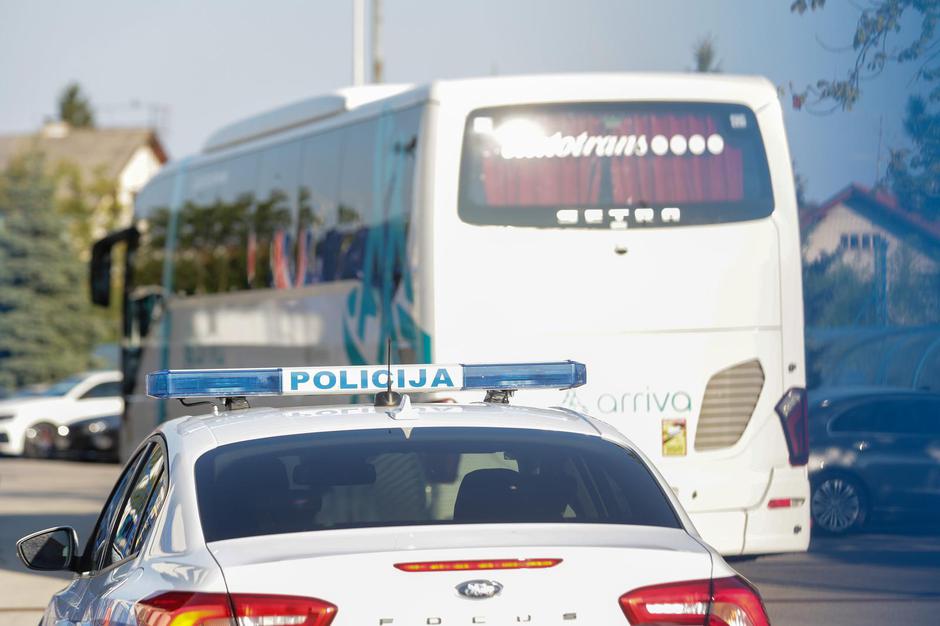 Zagreb: Dolazak igrača AEK-a na stadion pod velikom policijskom pratnjom