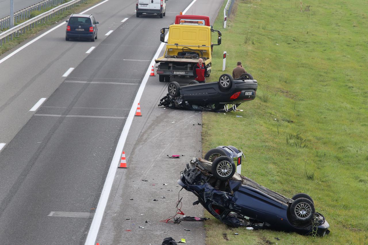 Nesreća na autocesti A3 kod Križa, dva automobila završila na krovu