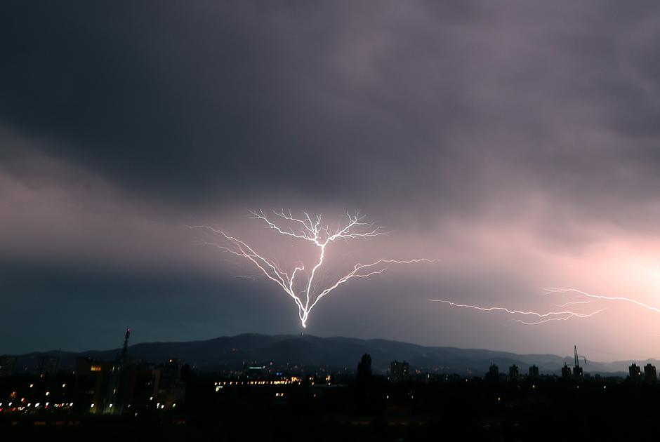 Udar munje u televizjski toranj na Sljemenu