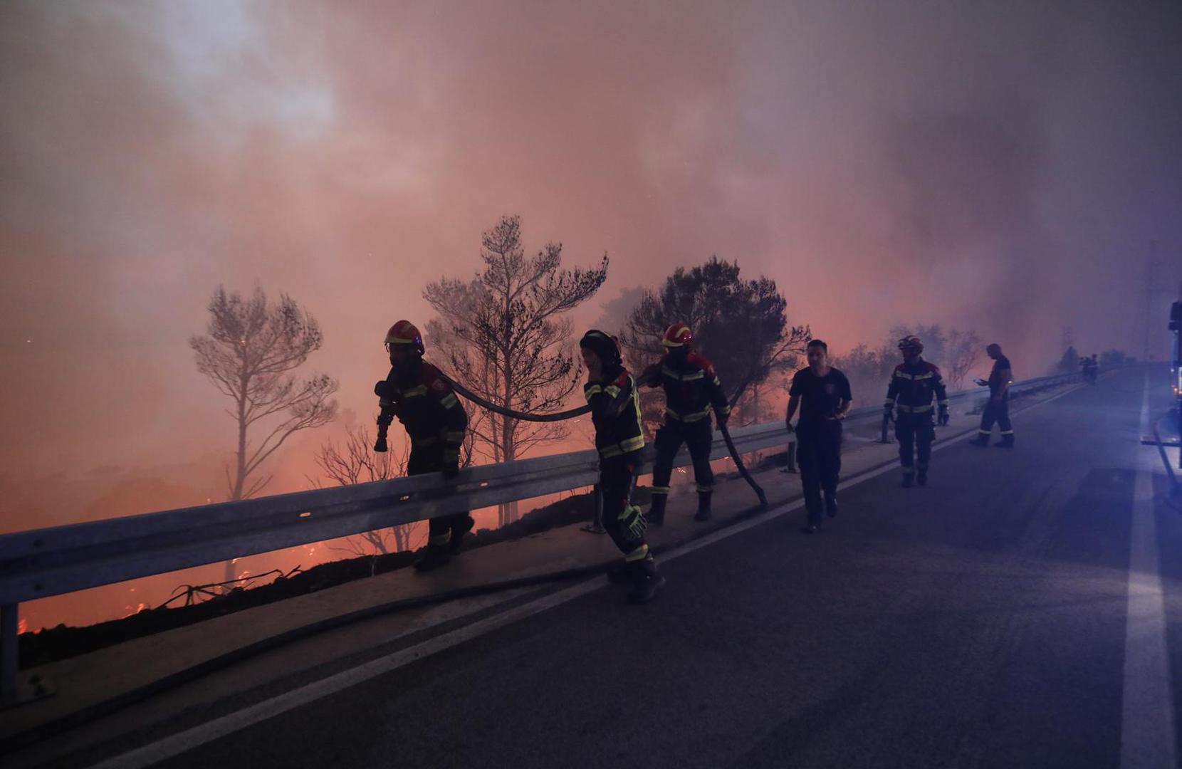 Požar u Gornjim Tučepima izbio je u utorak nešto iza 20 sati, vatra je zahvatila makiju, nisko raslinje i borovu šumu, brzo se širila i protegnula na četiri kilometra od mjesta Čovići do Šimića