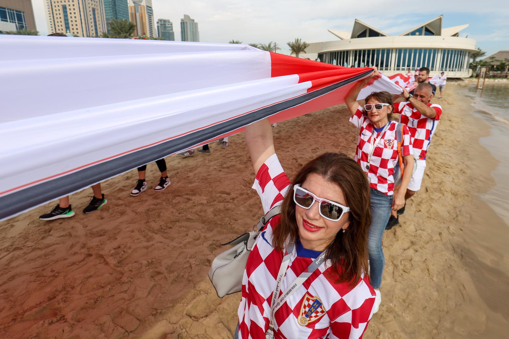 01.12.2022., Doha, Katar - FIFA Svjetsko prvenstvo Katar 2022. Navijaci hrvatske razvili su zastavu dugacku 200m na plazi ispred hotela Hilton Doha kako bi dali podrsku reprezentaciji pred utakmicu treceg kola protiv Belgije. Photo: Igor Kralj/PIXSELL