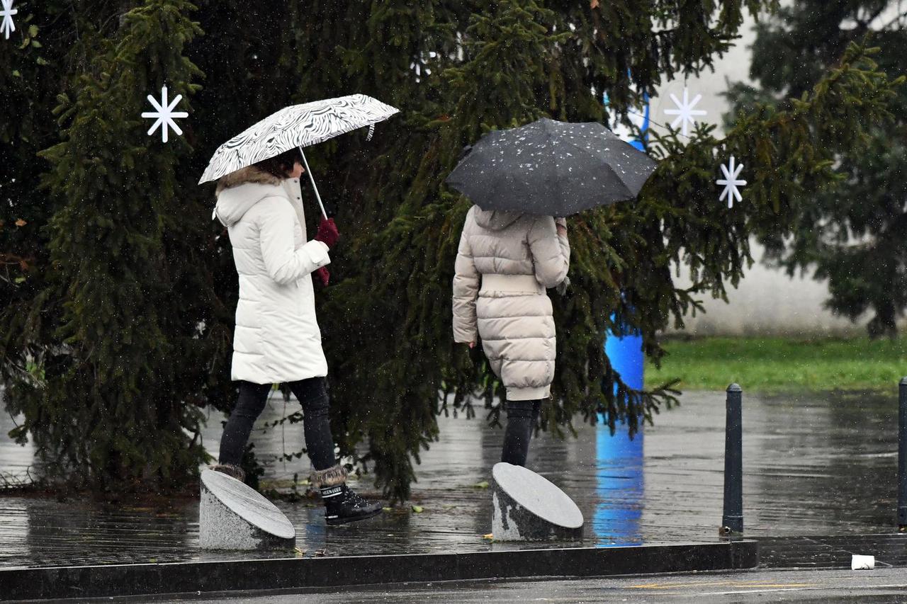 Slavonski Brod: Hladno vrijeme praćeno kišom i susnježicom u središtu grada