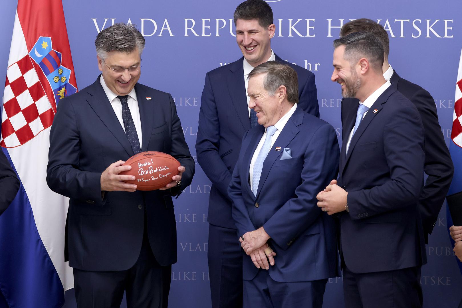 Belichick, šesterostruki osvajač NFL titule prvaka, poklonio je Plenkoviću i potpisanu loptu, a naučio ga je i kako se lopta pravilno drži u ruci