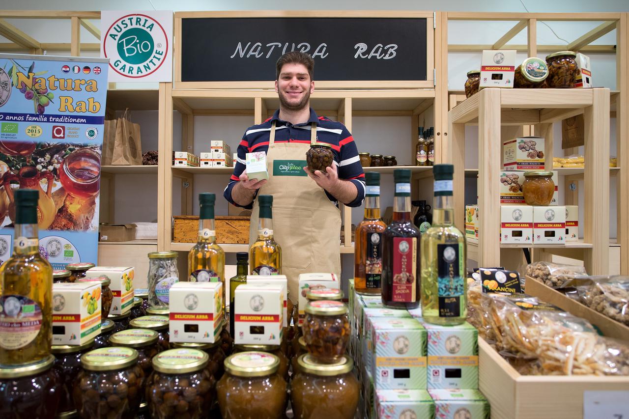 17.03.2016., Zagreb -  Ponuda robe na City placu u shoping centru City Center One Jankomir. Natura Rab.  Photo: Davor Puklavec/PIXSELL