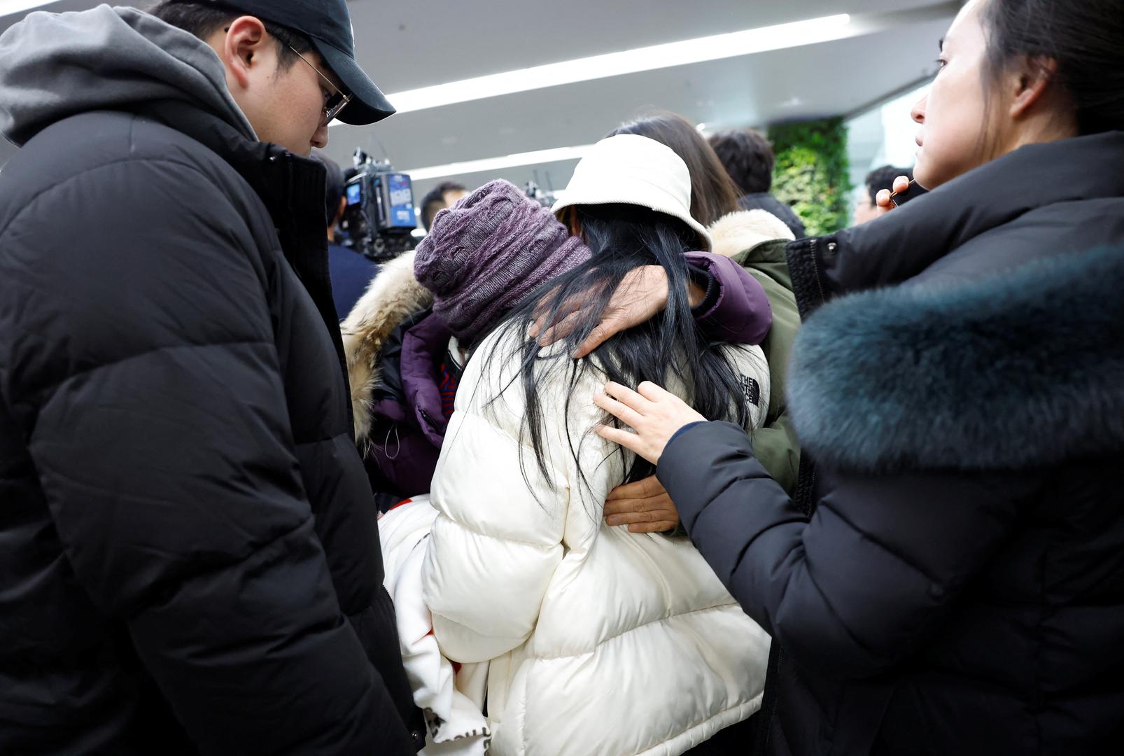 Relatives of a passenger of the aircraft that crashed after it went off the runway, react at Muan International Airport, in Muan, South Korea, December 29, 2024. REUTERS/Kim Soo-hyeon Photo: SOO-HYEON KIM/REUTERS