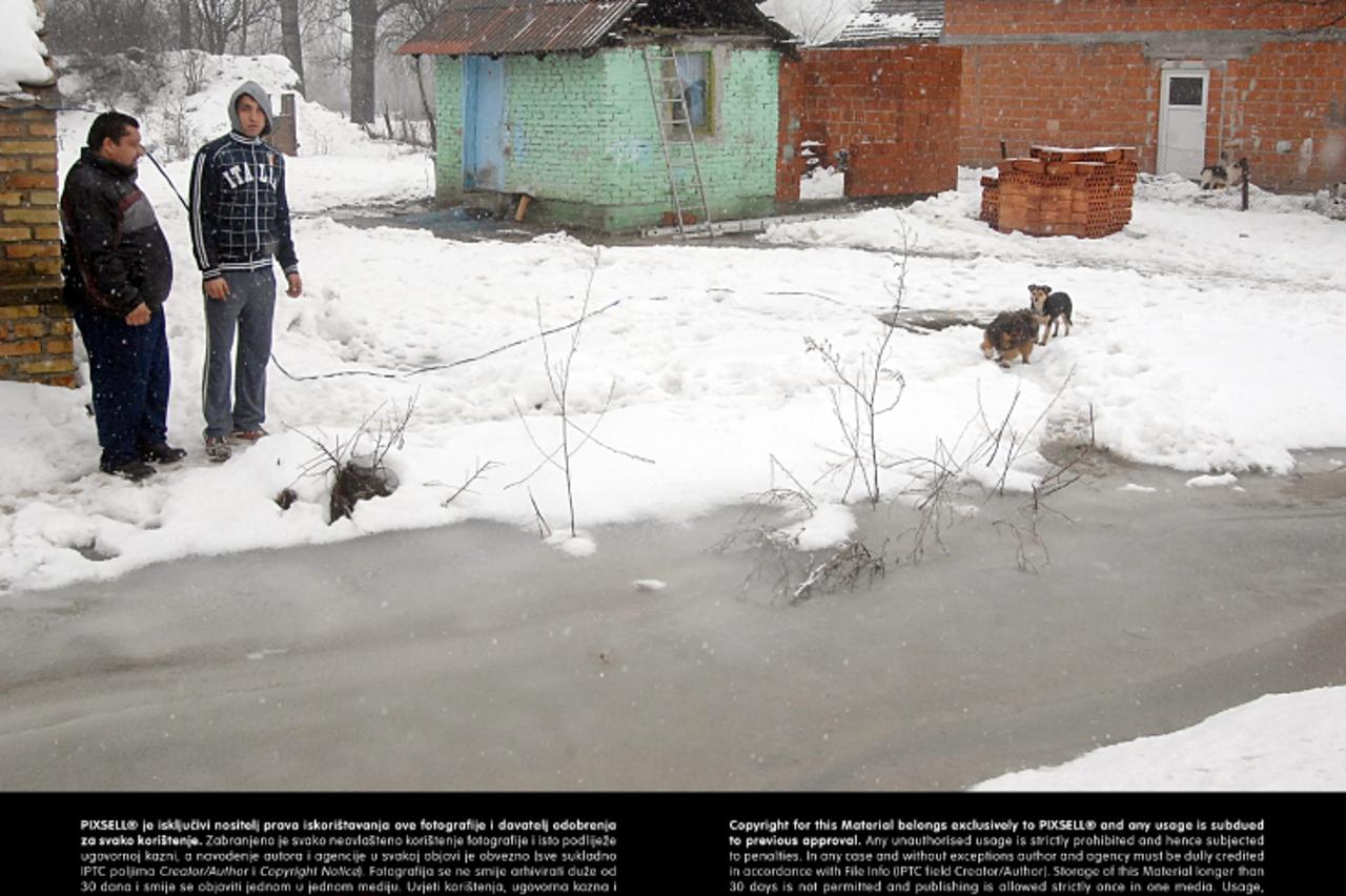 '22.01.2013., Palanjek - Stanovnici romskog naselja strahuju da ce im, zbog neispunjenih obecanja gradskih vlasti vezanih uz izgradnju kanalizacije, kuce biti ugrozene zbog otapanja snijega.  Photo: N