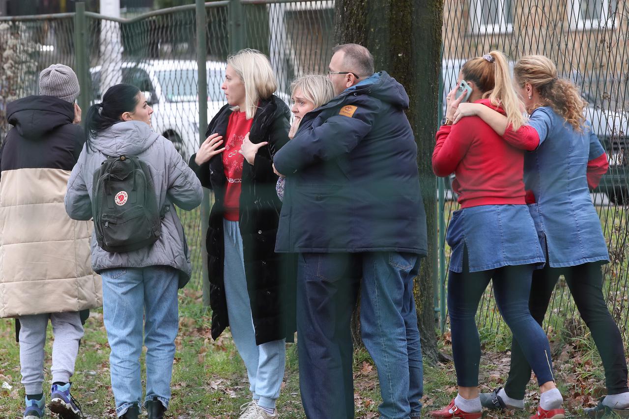 Drama u zagrebačkoj školi u Prečkom: Roditelji u suzama čekaju inforamcije o svojoj djeci 