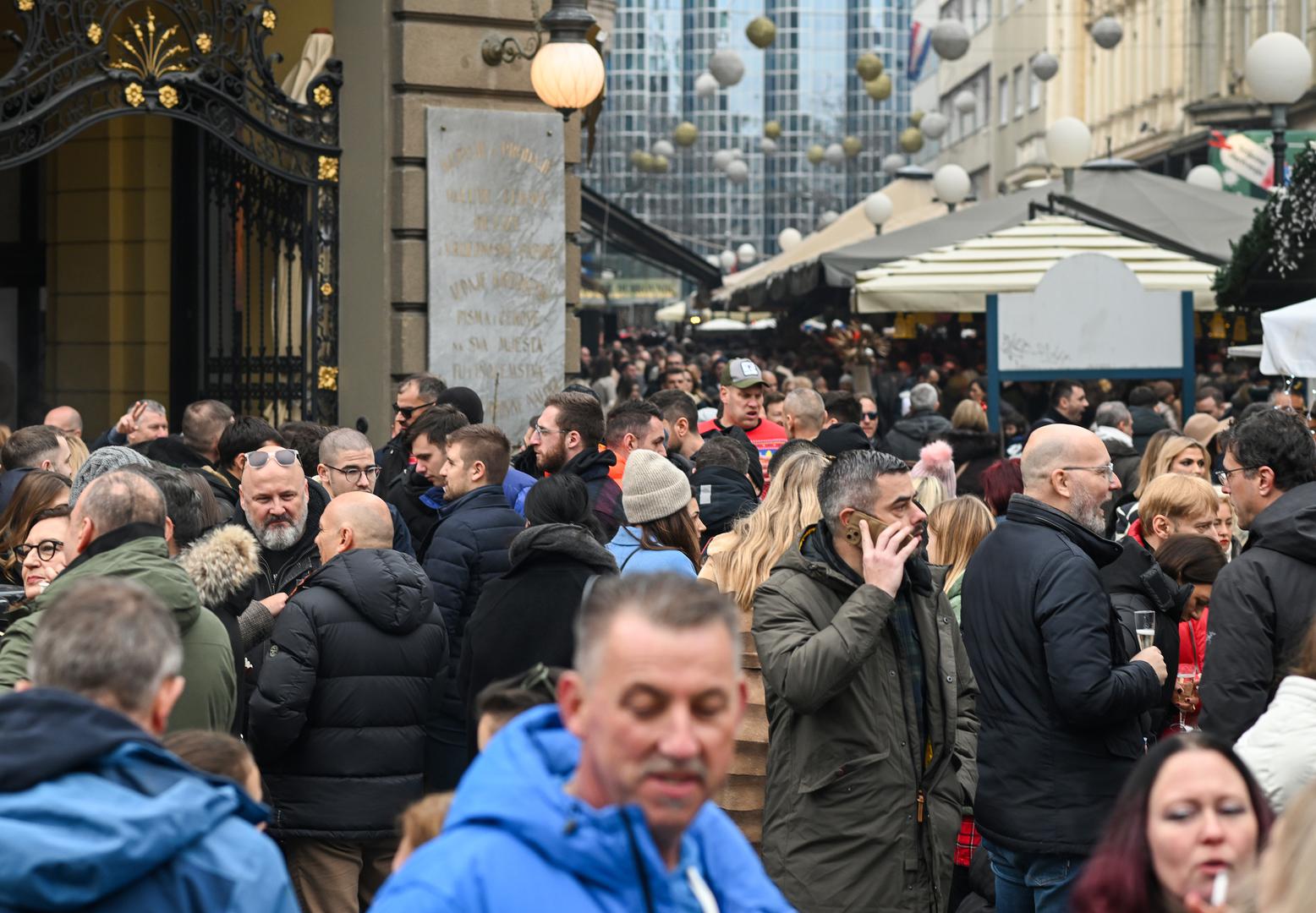 Blagdani su nam stigli. Trgovi, ulice, ali i domovi već odišu tradicijskim tonom, a za mnoge dio tradicije čini i druženje na zagrebačkoj špici na Badnje jutro.