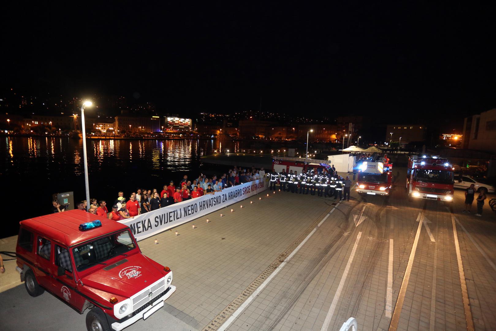 Vatrogasci Javne vatrogasne postrojbe Rijeka i DVD Bakar okupili su se na lukobranu riječke luke u znak sjećanja na poginule vatrogasce na Kornatima. 