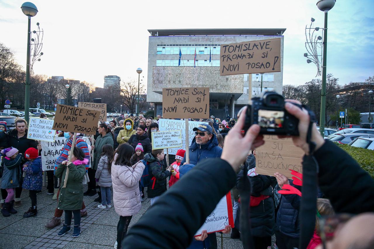 Zagreb: Prosvjed roditelja odgojitelja ispred Gradskog poglavarstva