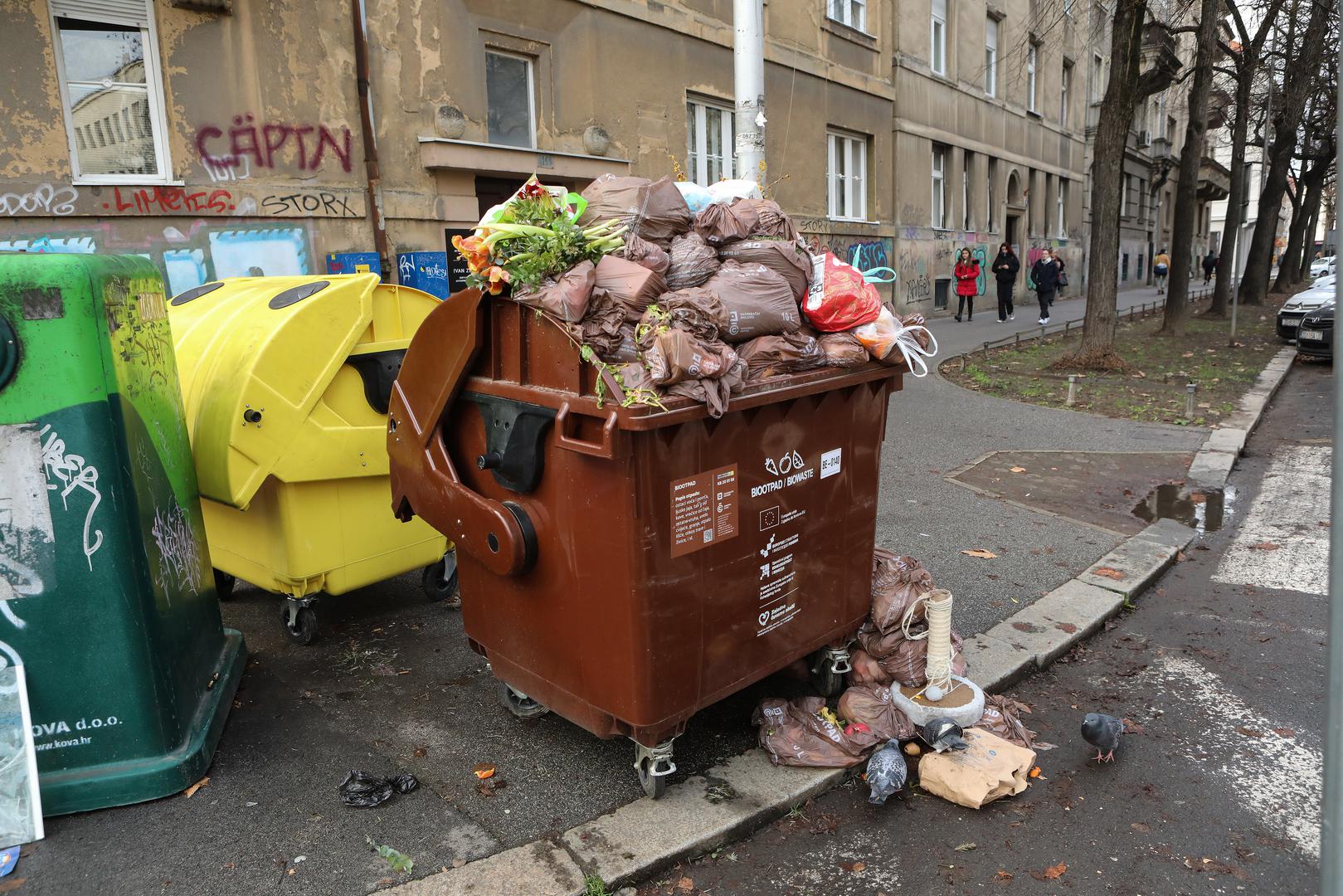 12.01.2023.,Zagreb, u strogom centru grada, trgu Petra Kresimira i kneza Viselasva nagomilan i neodvezen bio otpad, komunalni otpad i papir.
 Photo: Robert Anic/PIXSELL