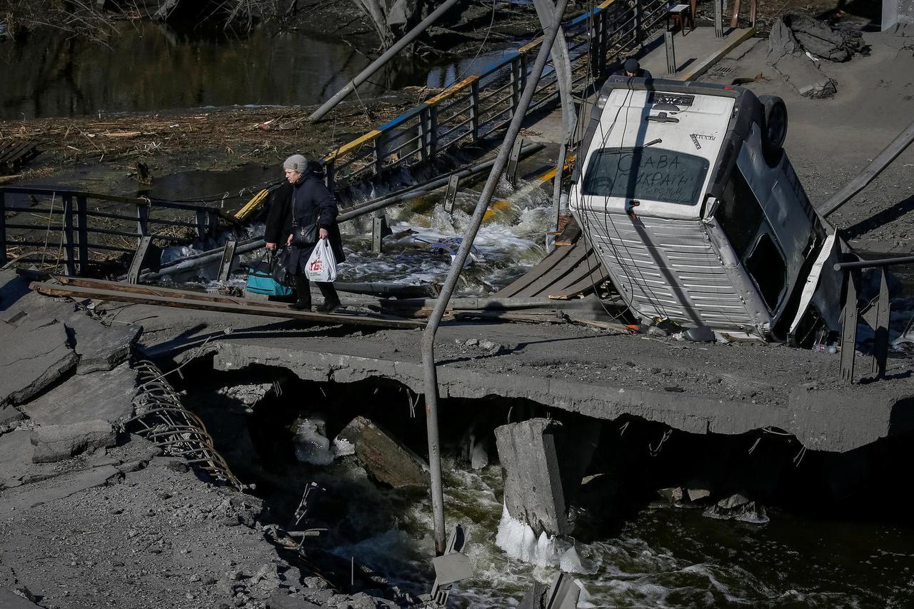 People fleeing the town of Irpin outside of Kyiv