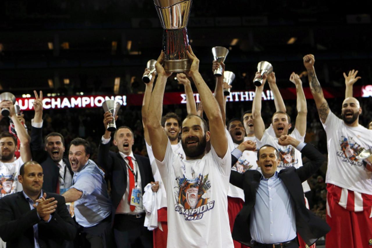 'Olympiakos\' Vassilis Spanoulis raises the trophy after winning the Euroleague Basketball Final Four final game against Real Madrid at the O2 Arena in London May 12, 2013.   REUTERS/Suzanne Plunkett 