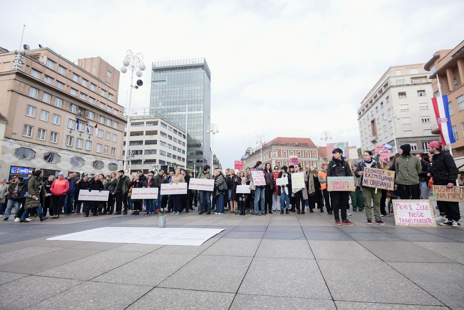 04.03.2023., Zagreb - Prosvjednici udruge "Ustani za slobodu" bukom su pokusali nadglasati muskarce koji su bili u molitvi krunice. Molitelje nisu smetali te nije bilo nikakvih incidenata. Photo: Neva Zganec/PIXSELL