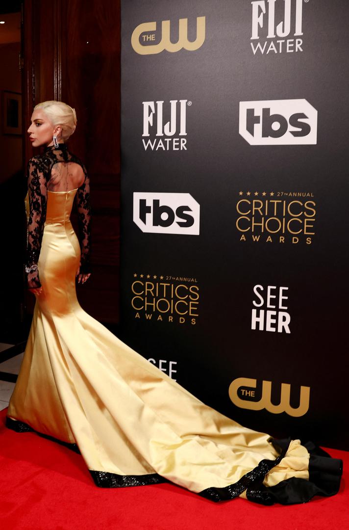 Na dodjelama nagrada se pojavila zbog uloge Patrizije Reggiani u filmu "Dinastija Gucci" i upravo u kreaciji modne kuće Gucci se pojavila u LA-u na dodjeli  Critics Choice Awards. 