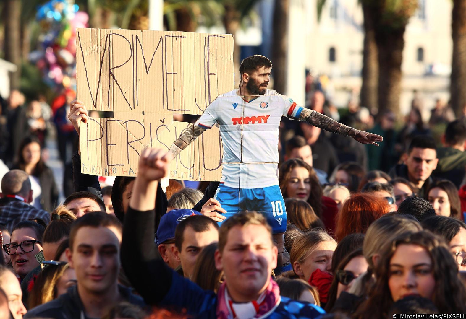 19.12.2022., Split - Splicani na rivi organizirali svecani docek za Vatrene reprezentativce Marka Livaju, Ivu Grbica, Maria Pasalica, Ivana Perisica, Josipa Juranovica i Nikolu Vlasica.  Photo: Miroslav Lelas/PIXSELL