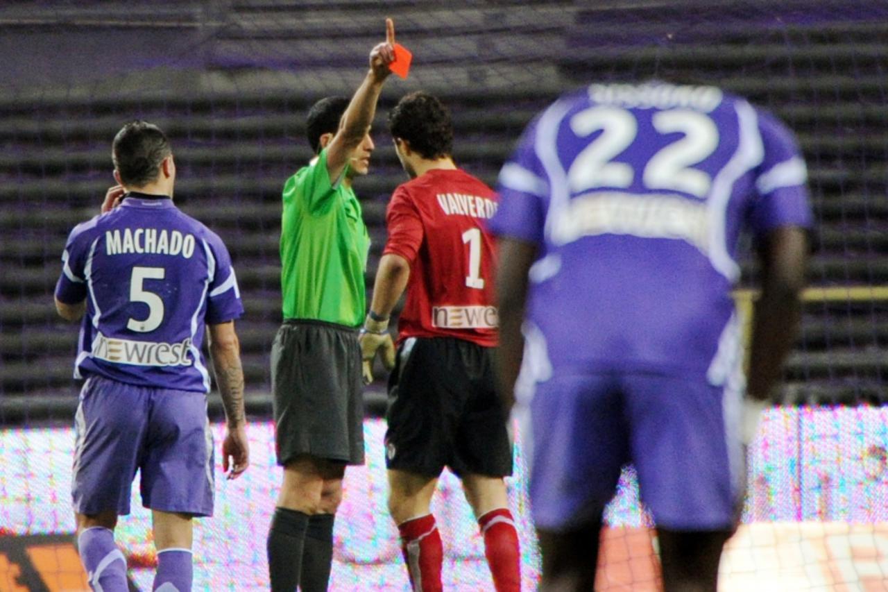 \'French referee Hakim Ben El Hadj (2ndL) gives a red card to Toulouse\'s French goalkepper Matthieu Valverde (2ndR) during the French L1 football match Toulouse vs Sochaux at the Municipal stadium, o