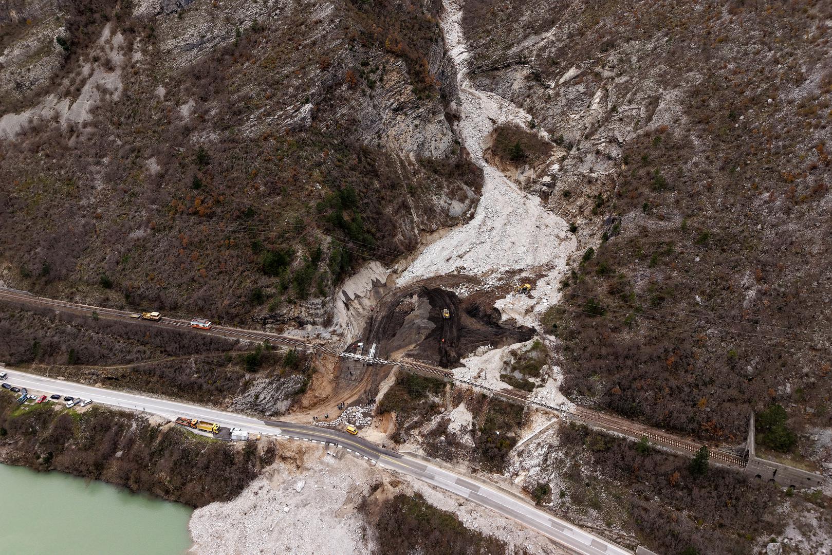 Službeno je počela prva faza sanacije i rekonstrukcije željezničke pruge u Donjoj Jablanici koja je bila oštećena tijekom poplava koje su zahvatile ovo mjesto prije dva mjeseca.