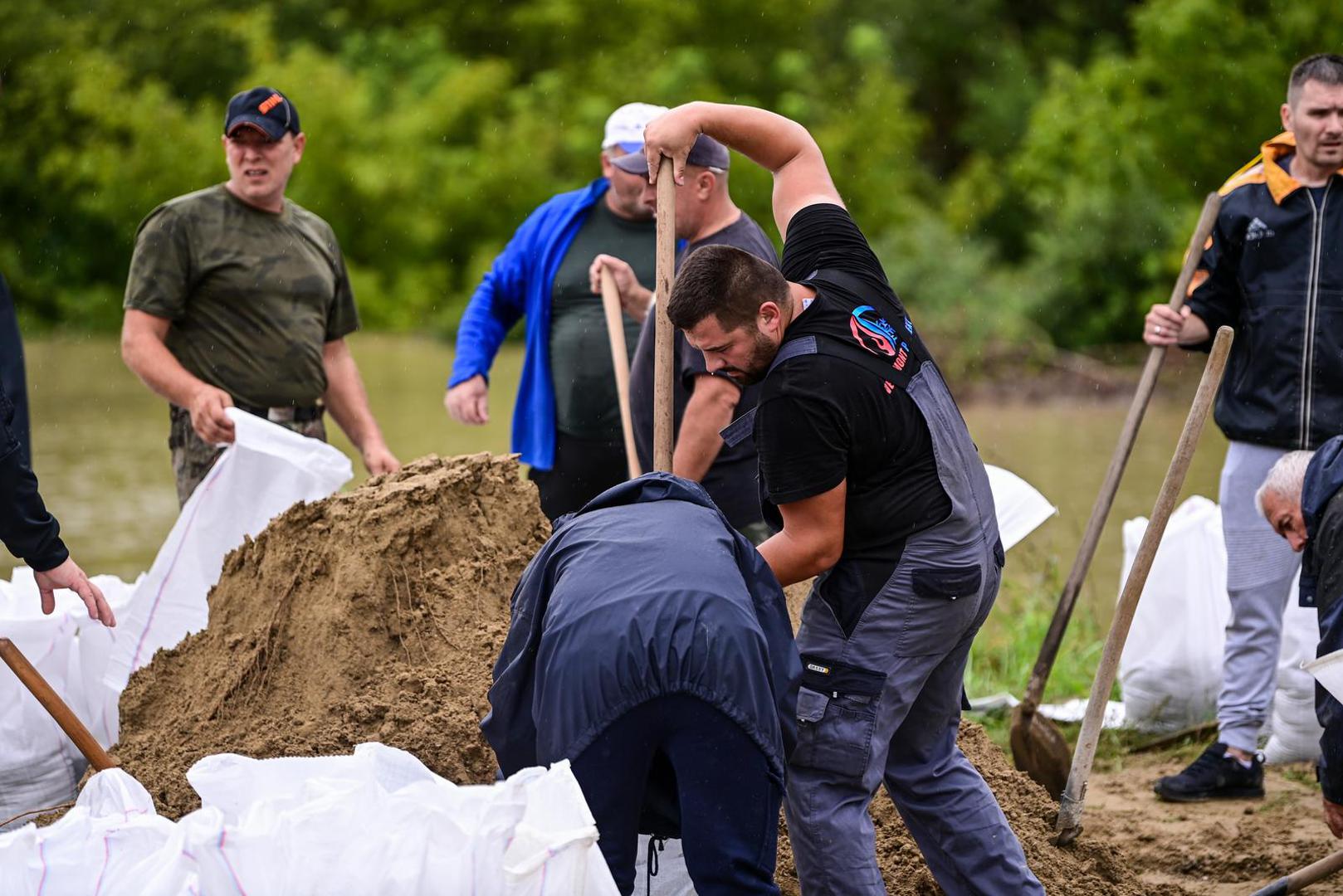 06.08.2023., Zagreb -  Uvedeno je izvanredno stanje obrane od poplava u naseljima oko Rugvice. Stanovnici Narta Savskog pune vreće pijeska kako bi zaštitili svoje kuće. Photo: Igor Soban/PIXSELL