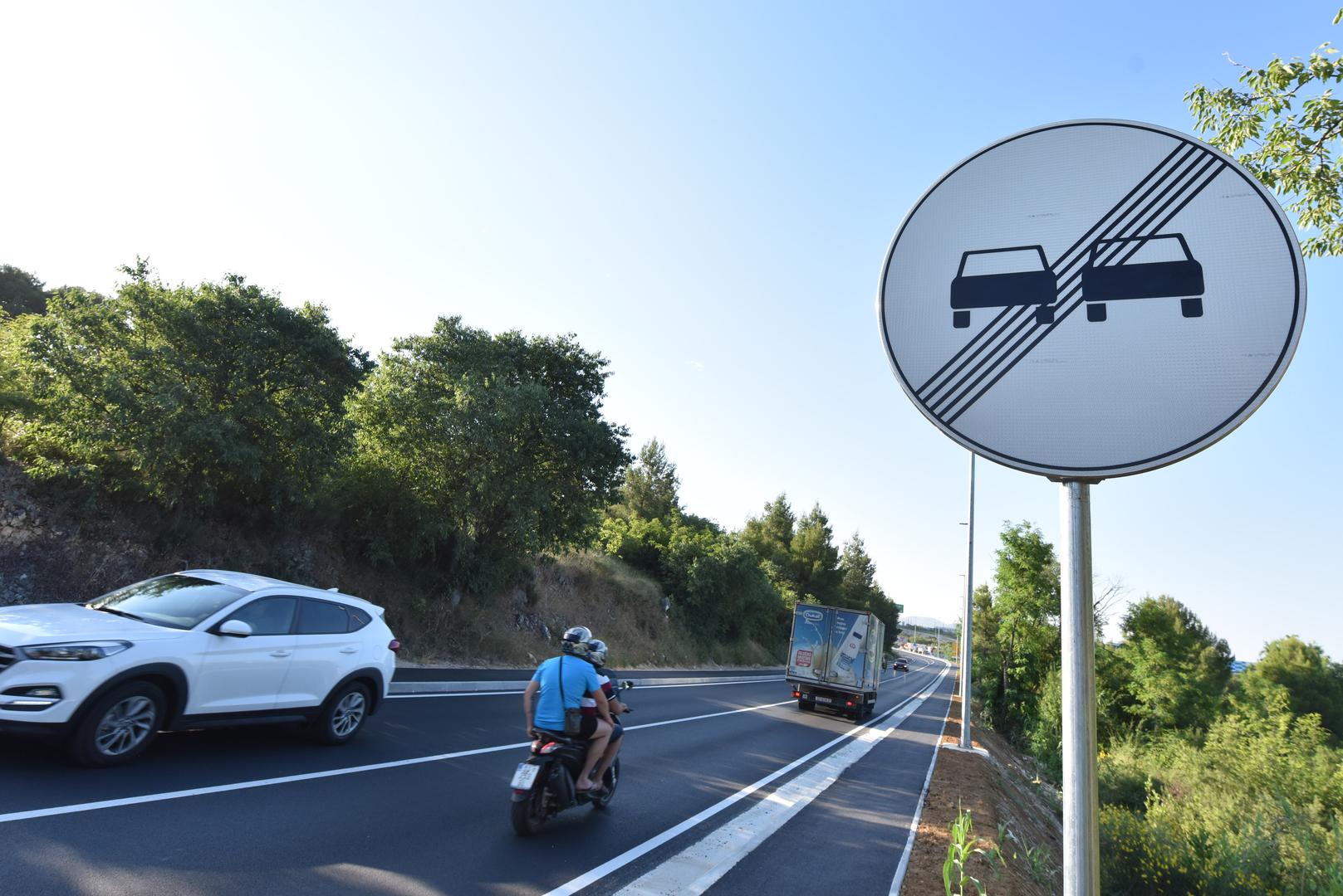 Upustili ste se u pretjecanje ili obilaženje kolone vozila? Ili jednog vozila, iako je vozač ispred vas već počeo pretjecati? Ili time ugrožavate sigurnost vozača koji vozi u traci kojom biste vi htjeli pretjecati? Kazna za bilo koji od navedenih prekršaja iznosi 390 eura.