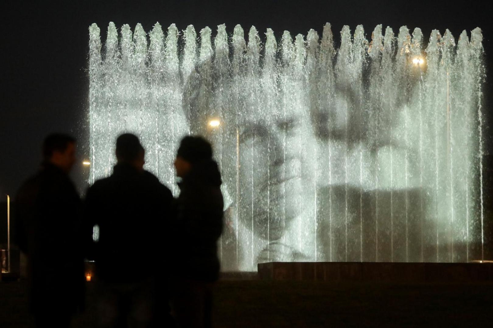 28.02.2021., Zagreb - Fontane u Ulici Hrvatske bratske zajednice veceras svijetle u cast iznenada preminulog zagrebackog gradonacelnika Milana Bandica.

Photo: Borna Filic/PIXSELL