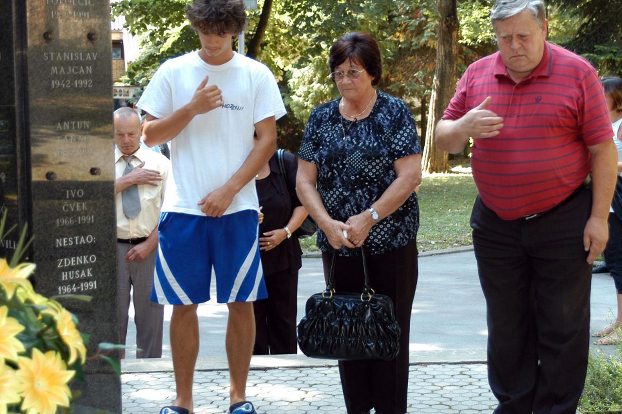 Sin (lijevo) odvedenoga i ubijenoga Marijana Petrovečkog i njegova majka Blanka (sredina) svake godine polažu vijence u nadi da se razjasniti sudbina nestaloga oca, odnosno sina.