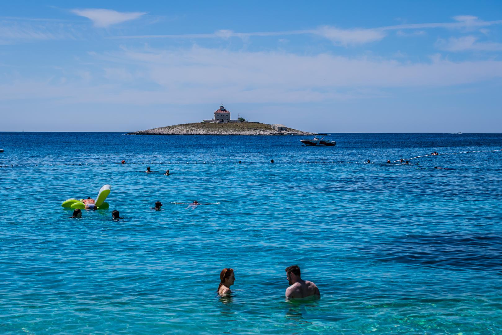 Simpatični otočić može se pratiti pogledom iz Hvara. Sjednete li na klupu na putu prema istoimenoj plaži, dojam je kao da je otok nadohvat ruke.