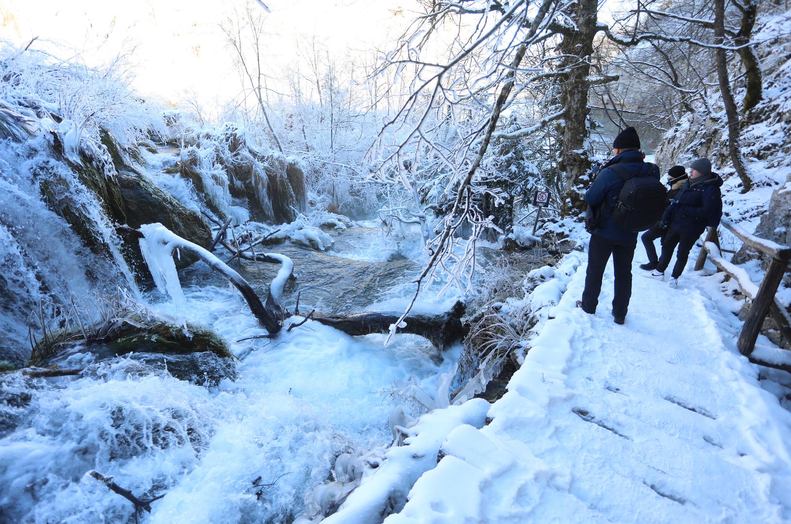 13.01.2024., Plitvicka jezera - Snijeg i debeli minusi zaledili su slapove na Plitvickim jezerima koji mame uzdahe brojnih posjetitelja. Photo: Kristina Stedul Fabac/PIXSELL